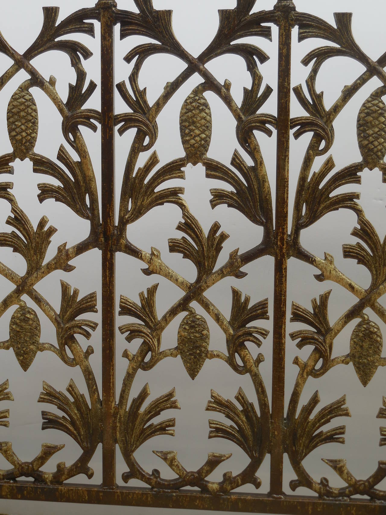 Iron Pinecone Fireplace Screen In Excellent Condition In Delray Beach, FL