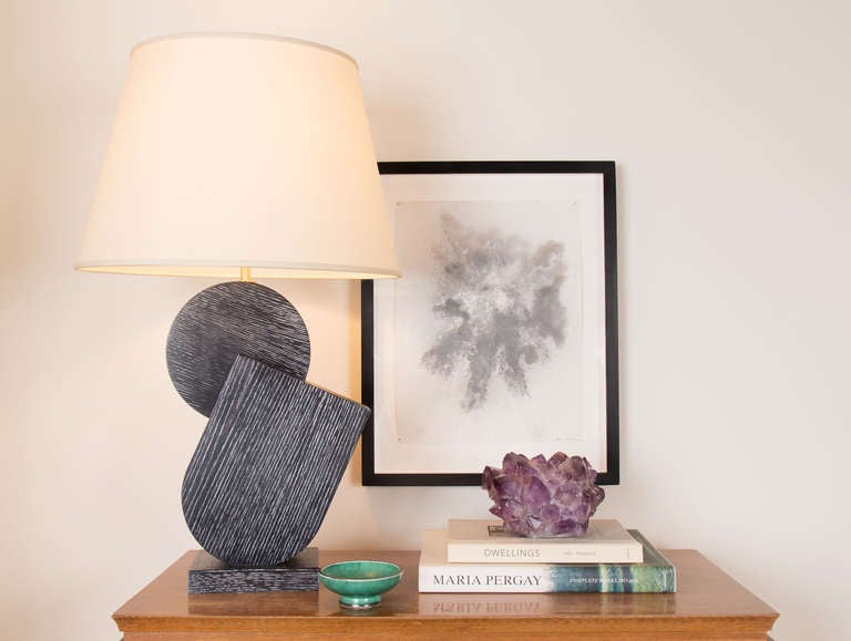 Lampe „Pierre“ aus ebonisiertem Holz von Kimille Taylor (amerikanisch) im Angebot