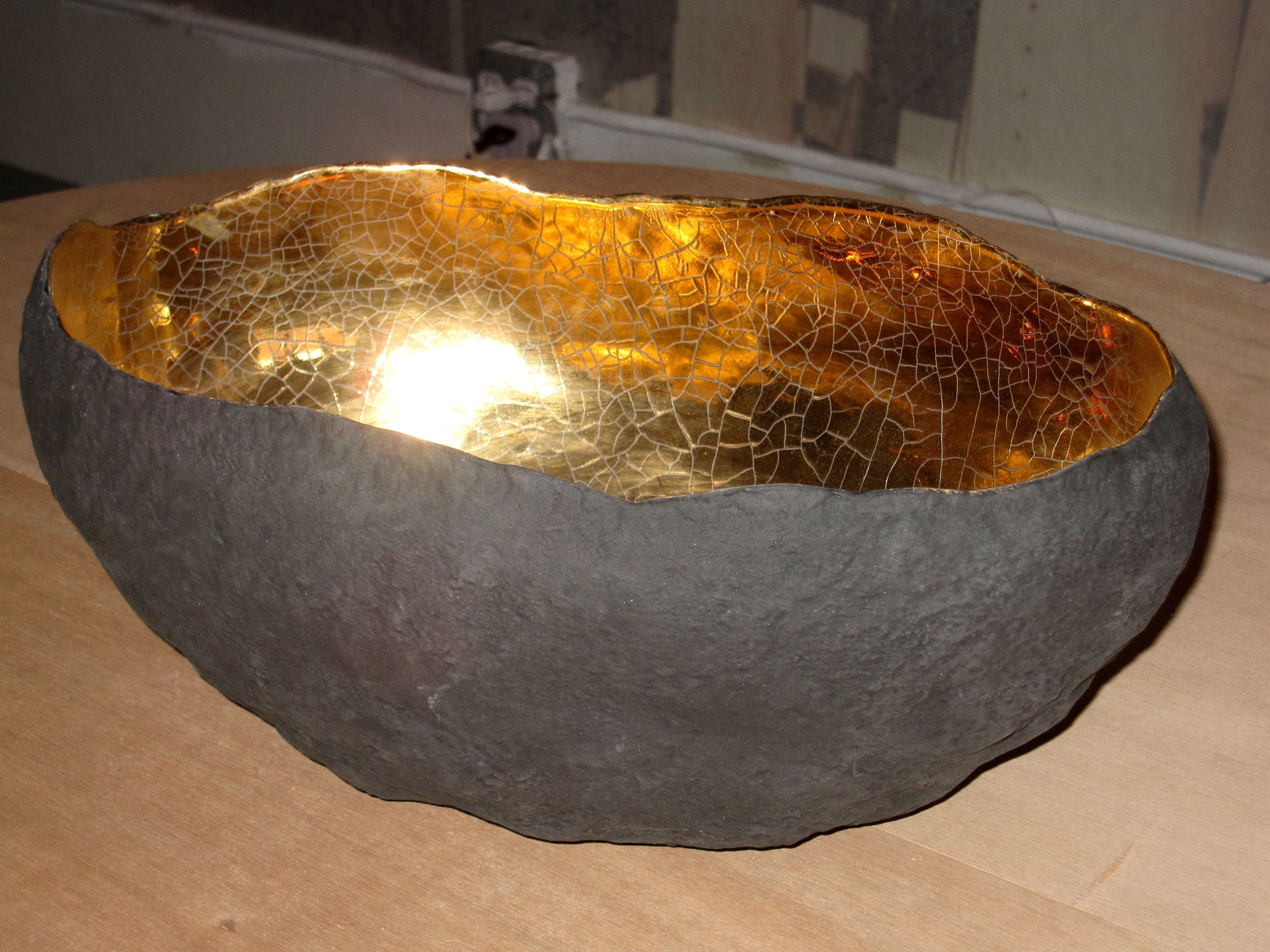 Oval vessel with Gold by Cristina Salusti