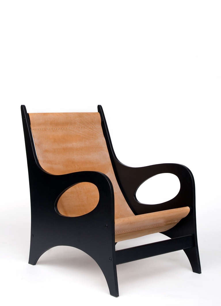 Ein Paar niedriger Sessel aus MDF und Leder von Jacques Jarrige. Sehr bequem. 

Jacques Jarrige wurde 1962 in einer Pariser Familie von Kunstsammlern und Wissenschaftlern geboren. Als Jugendlicher, der im Viertel St. Germain aufwuchs, war er