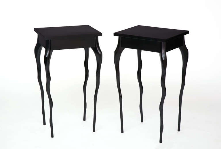 Ein Paar elegante Enden  Tische mit geschnitzten, astähnlichen Beinen.
Die zarte, ausgewogene Form ist das Markenzeichen von Jarrige. Sie kann einzeln oder als Paar verwendet werden.

Es folgt eine Liste bemerkenswerter