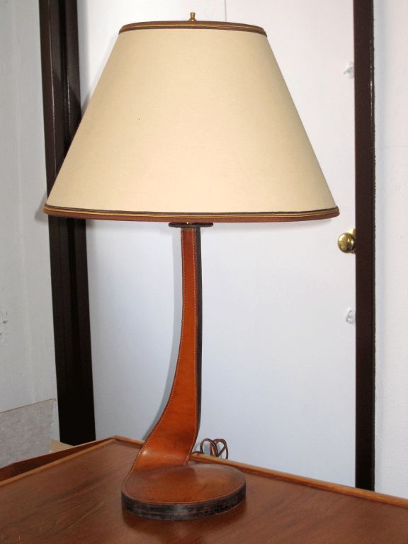 Elegant Desk Lamp in hand hitched leather formed into an<br />
Organic shape. The design is great in its simpliciy and originality and the craftsmanship is very high.