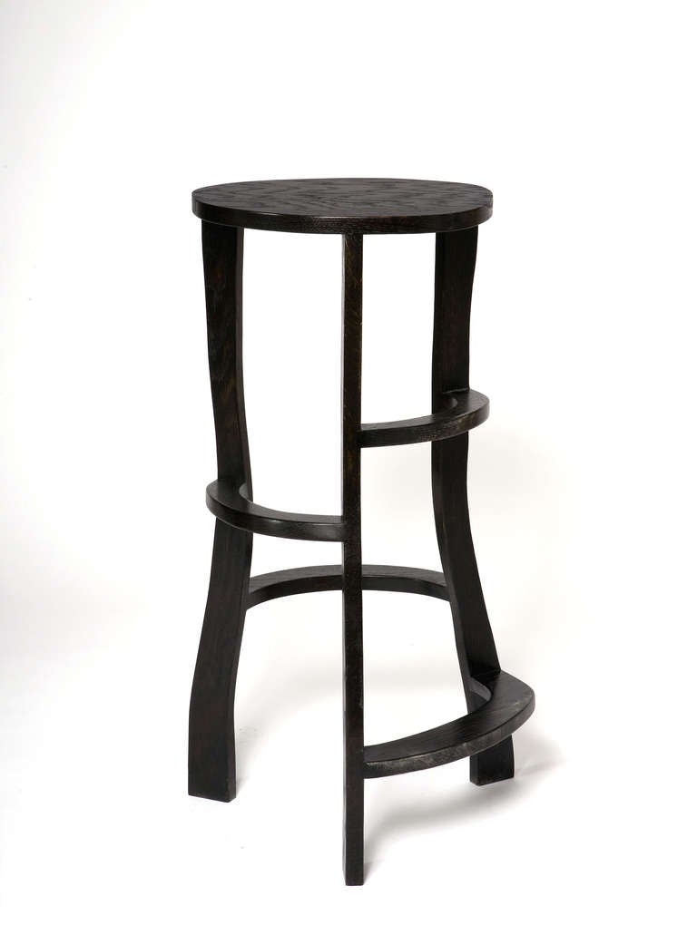 Pareja de taburetes de bar esculpidos a mano en roble teñido por Jacques Jarrige.
También se pueden utilizar como soportes. 

Nuevas piezas con 4 patas y con respaldo disponibles

Como en una gran escultura, el movimiento de la línea  hacen que la