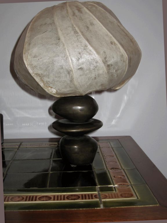 Une lampe de table inspirée des galets, sculptée et coulée en bronze. Représenté avec un abat-jour Fortuny. L'abat-jour n'est pas inclus.

Le travail de Jarrige a été récemment présenté dans IDEAT, novembre 2011, AD Collector, octobre 2011, World of