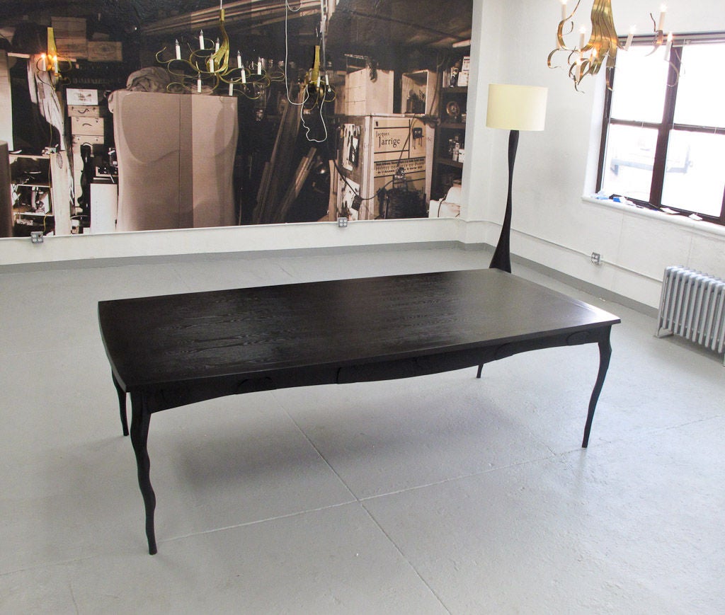 Une grande table de salle à manger sculptée pour 12-14 personnes avec un placage en chêne et des pieds et un tablier sculptés comme des branches

Peut également être réalisé avec des pieds et un tablier en bronze et dans une autre finition

Une