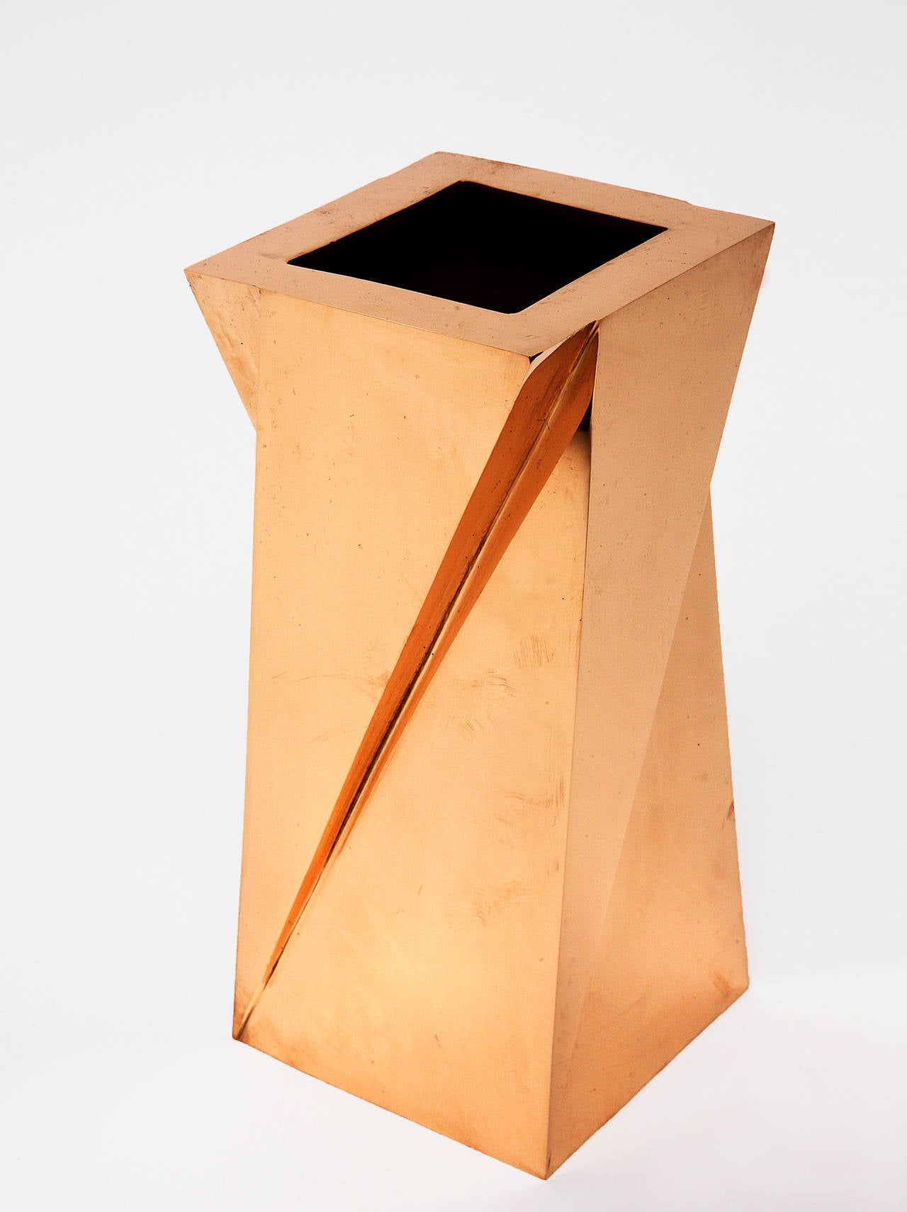 Elegant vase in polished bronze by Anasthasia Millot.