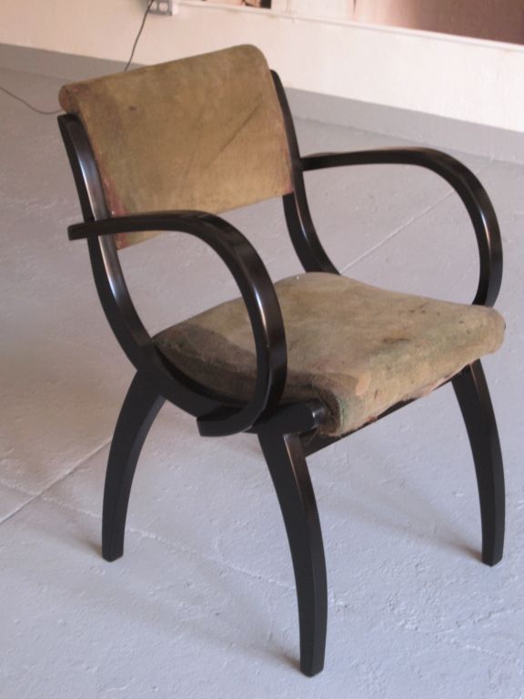 Paar architektonische Sessel aus gebeizter Eiche mit Säbelbeinen. Die Struktur des Sitzes und der Rückenlehne wird durch 2 Viertelkreise gebildet, die in einer leichten Rückwärtsbewegung enden. 

Die Armlehnen sind abgetrennt und bilden große