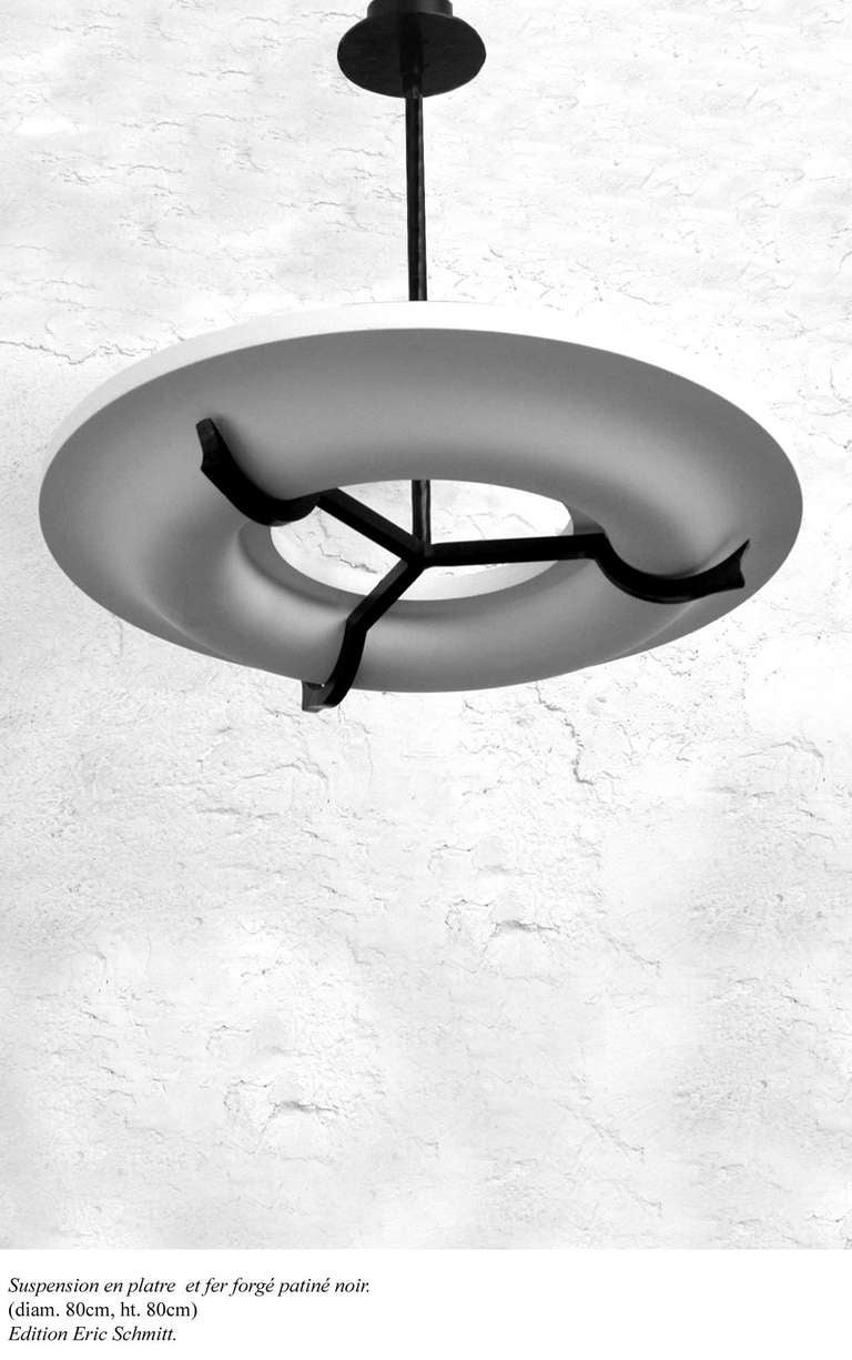Suspension intemporelle d'Eric Schmitt en plâtre et fer forgé.

6 lumières

Fait sur mesure : 
Diamètre 31,5 - 43,5