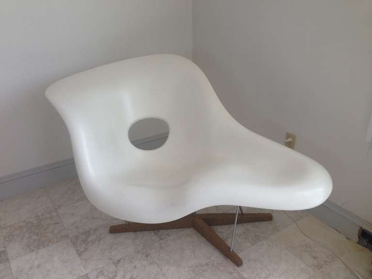 charles eames la chaise fiberglass lounge chair