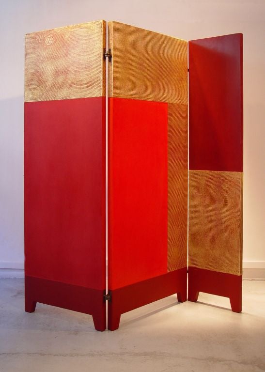 A unique screen by Pierre Bonnefille with lacquer, engraving and gold leafing. Bronze hinges. The piece is inspired by red telluric vibration which are in fusion. In this polycromy of reds with rare intensity, colors become material textures: