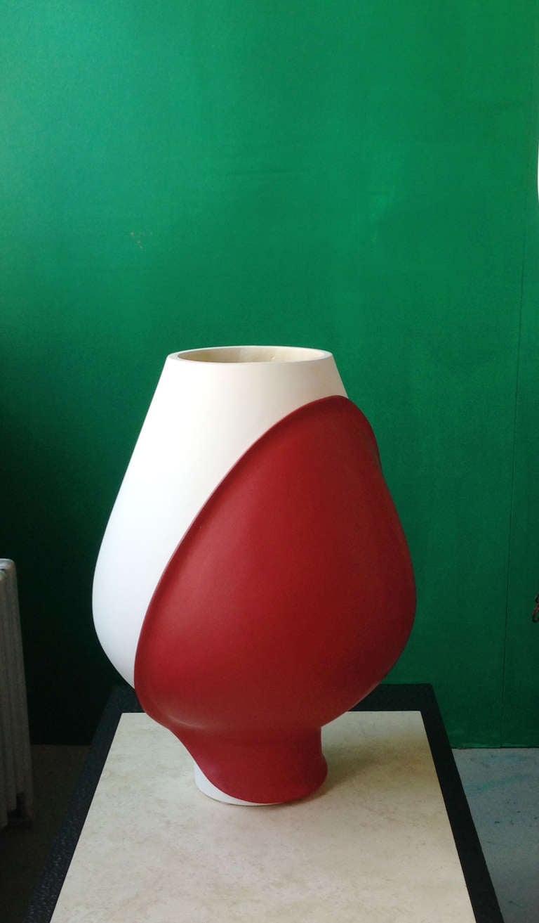 A very large vase in Polyester Plaster and Mat Lacquer.
Exists in various colors and can be customized.

Classic elegant form