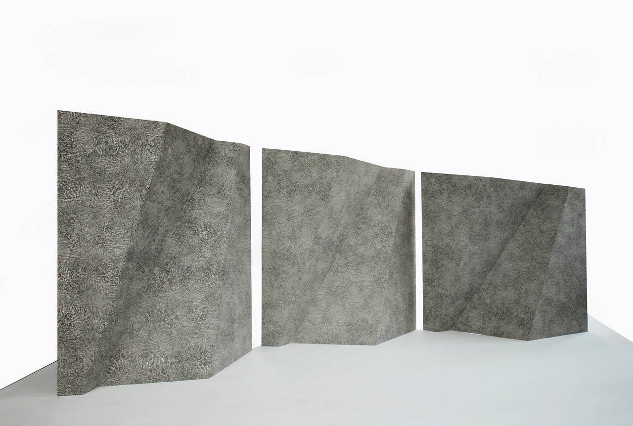 Questo paravento angolare è composto da tre pezzi di alluminio piegati e ricoperti da una carta serigrafata da Atelier A Poulaillon.

Può essere ordinato anche con carte diverse e più alte.