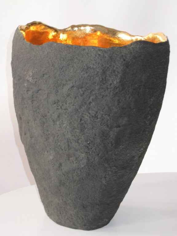 Großes handgeformtes Gefäß/Vase von Cristina Salusti aus weißem Steinzeug, das mit Steinfragmenten gepresst und dann geformt und mit Glasur und Oxyde getönt wurde. Die Innenseite ist aus Gold, das in dieser hohen Form eine rötlich leuchtende Farbe