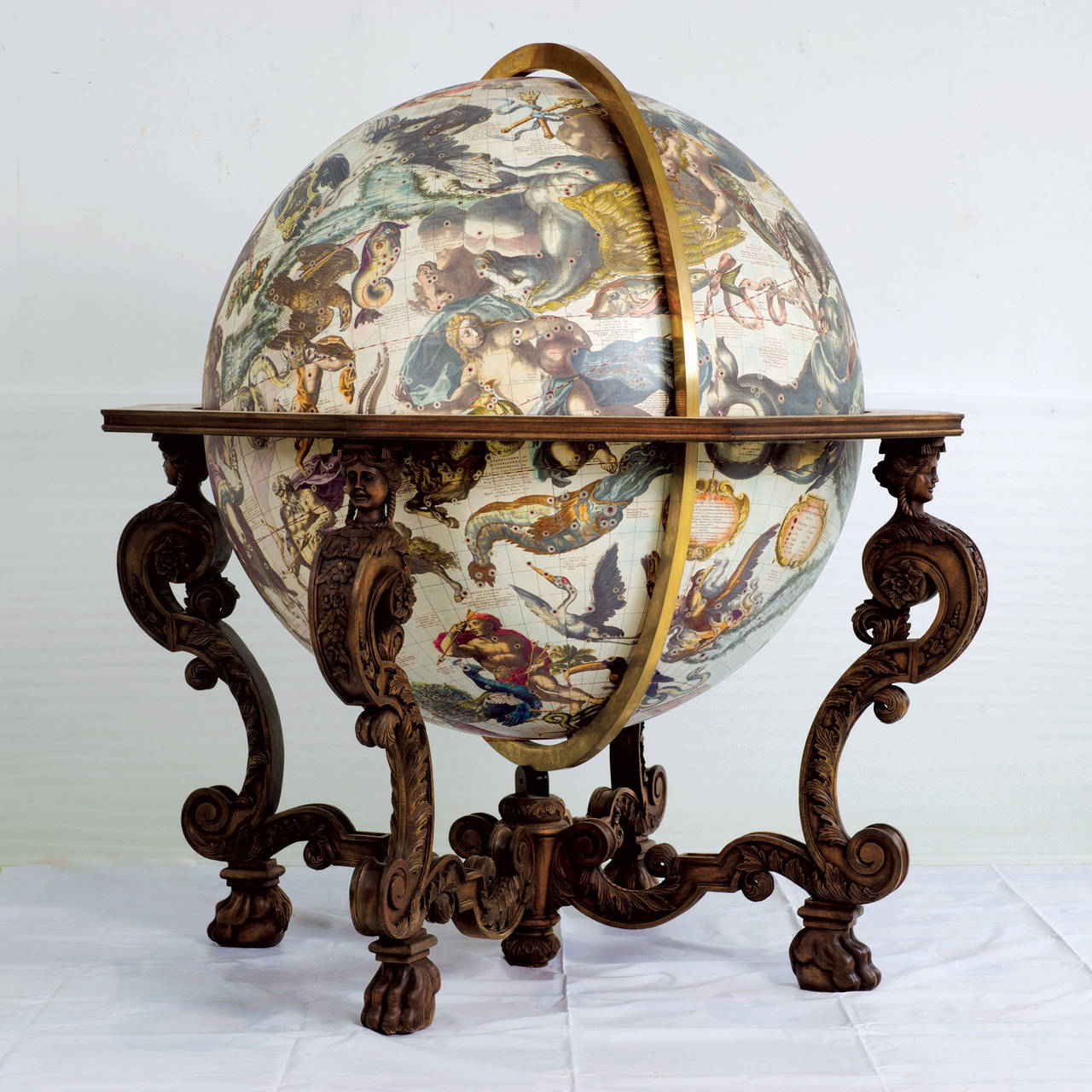 À la fin du 17e siècle, le moine vénitien Vicenzo Coronelli, un cartographe, a produit la plus grande paire de globes jamais réalisée pour le roi Louis XIV : 13 pieds de diamètre. Comme un coup de publicité, sur les globes célestes, les étoiles ont