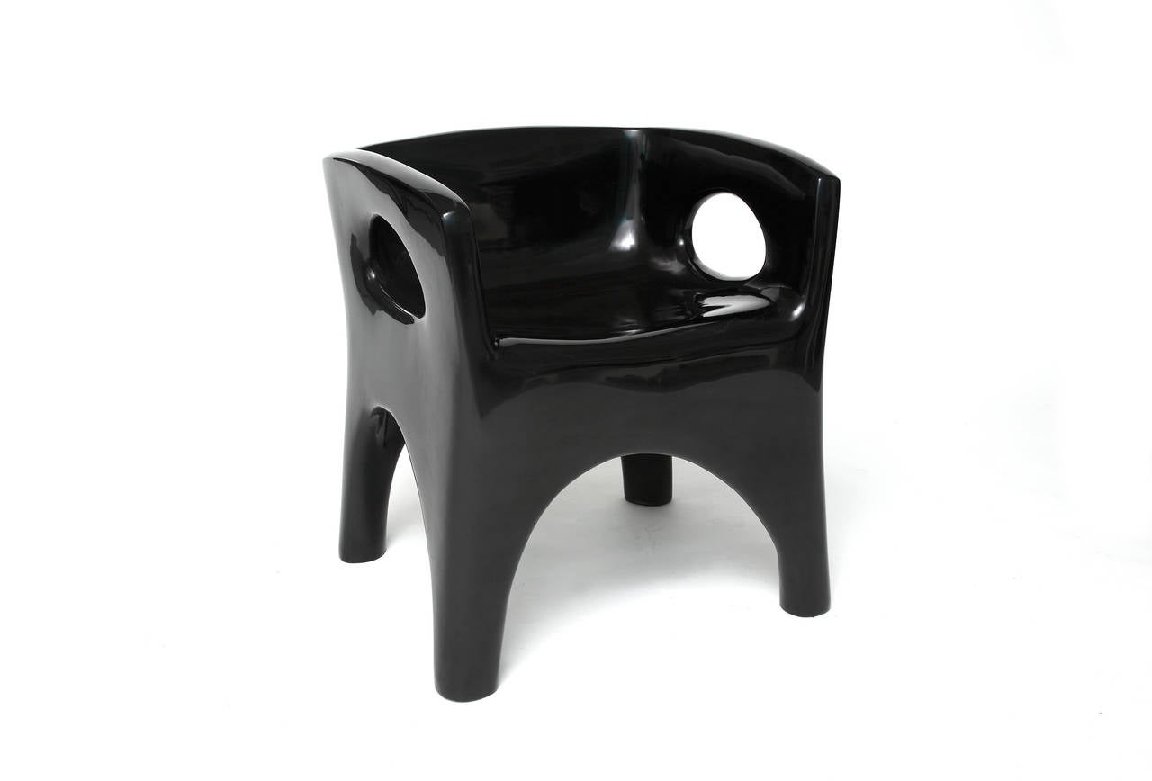 Zwei Paar skulpturale Sessel von Jacques Jarrige mit seinem charakteristischen Spiel mit positivem und negativem Raum, die mit hochwertigem Lack von Hand lackiert sind.
Der Preis gilt pro Sessel, 4 Stück sind verfügbar. 

Jacques Jarrige (geb. 1962)