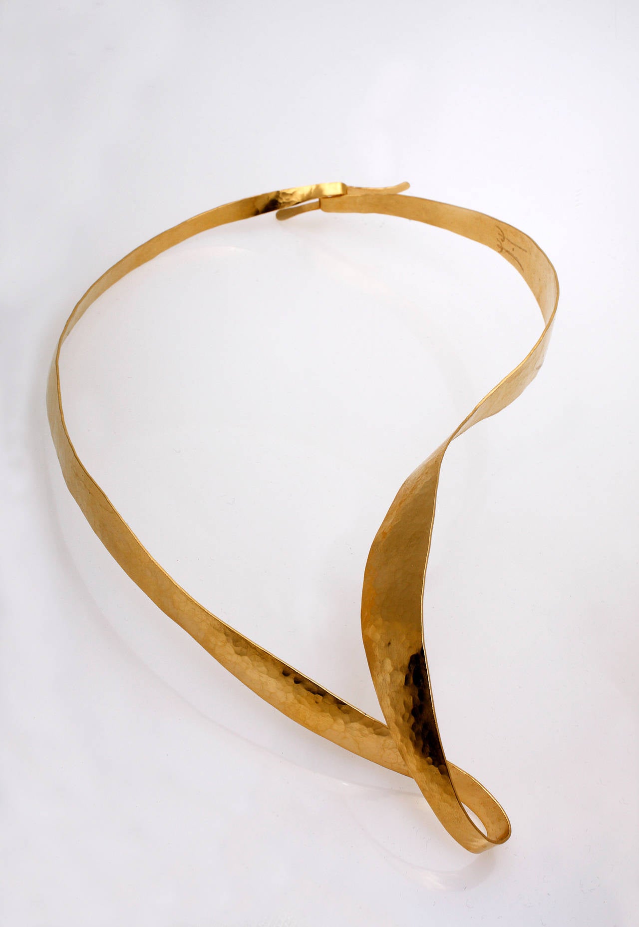 This elegant piece of jewelry is hand-sculpted and hammered in brass by sculptor designer Jacques Jarrige then gold-plated with 18-karat gold (three microns).

The movement achieved in this necklace is ravishing and echoes his iconic pieces of