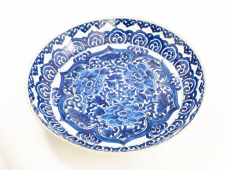 Chinese Kangxi Blue and White Dish with Peony Decoration In Good Condition In New York, NY