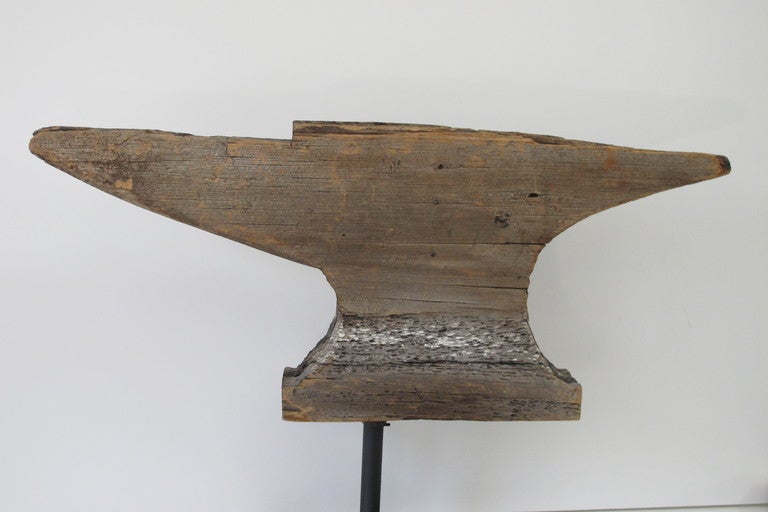 Wooden Anvil Weathervane From a Fraternal Lodge In Distressed Condition For Sale In New York, NY