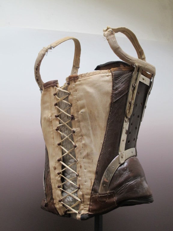 XIXe siècle Corset en cuir avec bracelets en métal sur pied, 18e siècle