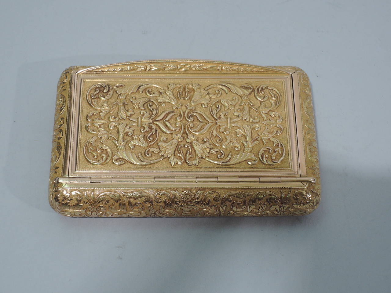 Antique European Gold Snuffbox with Superb Ornament In Excellent Condition In New York, NY