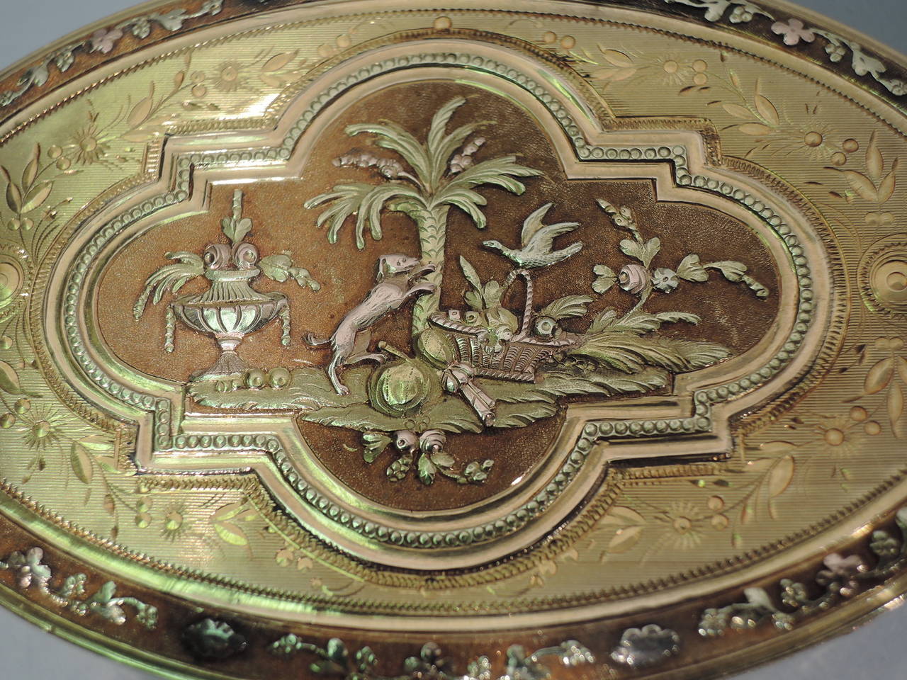Swiss Gold Snuffbox, Neoclassical with Grecian Lamp Vase, circa 1810 4