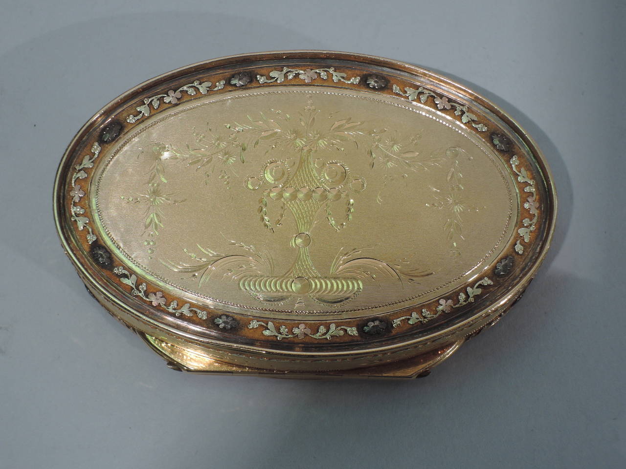 Swiss Gold Snuffbox, Neoclassical with Grecian Lamp Vase, circa 1810 In Excellent Condition In New York, NY