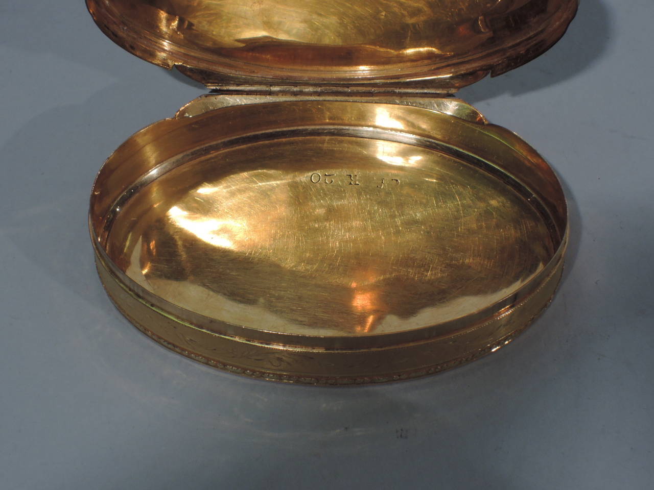 Swiss Gold Snuffbox, Neoclassical with Grecian Lamp Vase, circa 1810 6