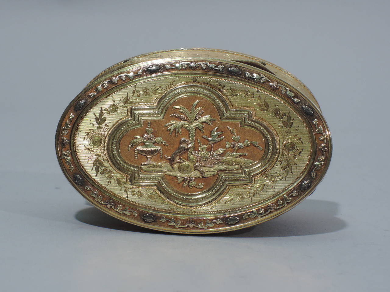 19th Century Swiss Gold Snuffbox, Neoclassical with Grecian Lamp Vase, circa 1810