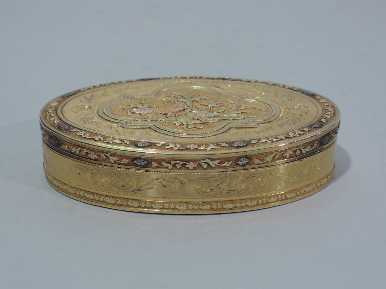 Swiss Gold Snuffbox, Neoclassical with Grecian Lamp Vase, circa 1810 1
