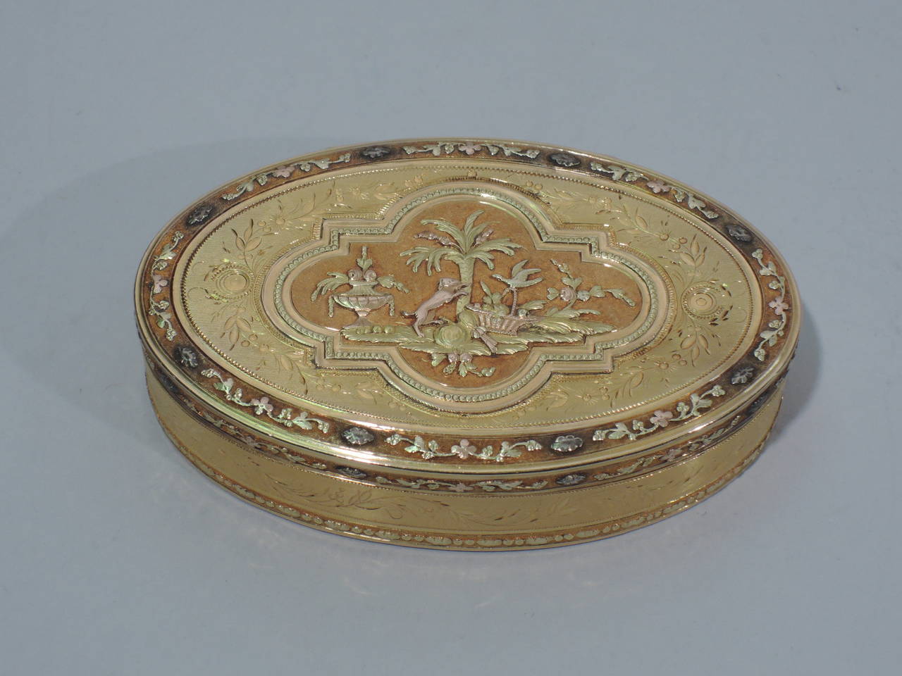 Swiss Gold Snuffbox, Neoclassical with Grecian Lamp Vase, circa 1810 2