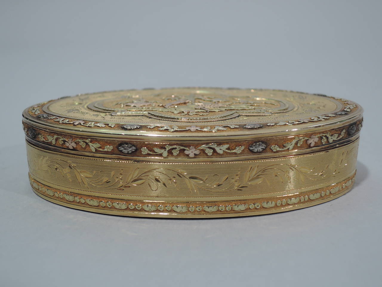 Swiss Gold Snuffbox, Neoclassical with Grecian Lamp Vase, circa 1810 3