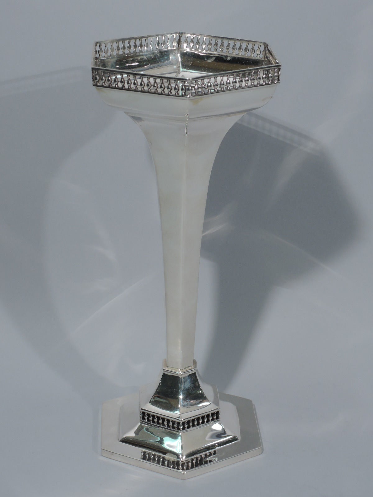 English Modern Design - Art Deco Sterling Silver Vase by Walker & Hall In Excellent Condition In New York, NY
