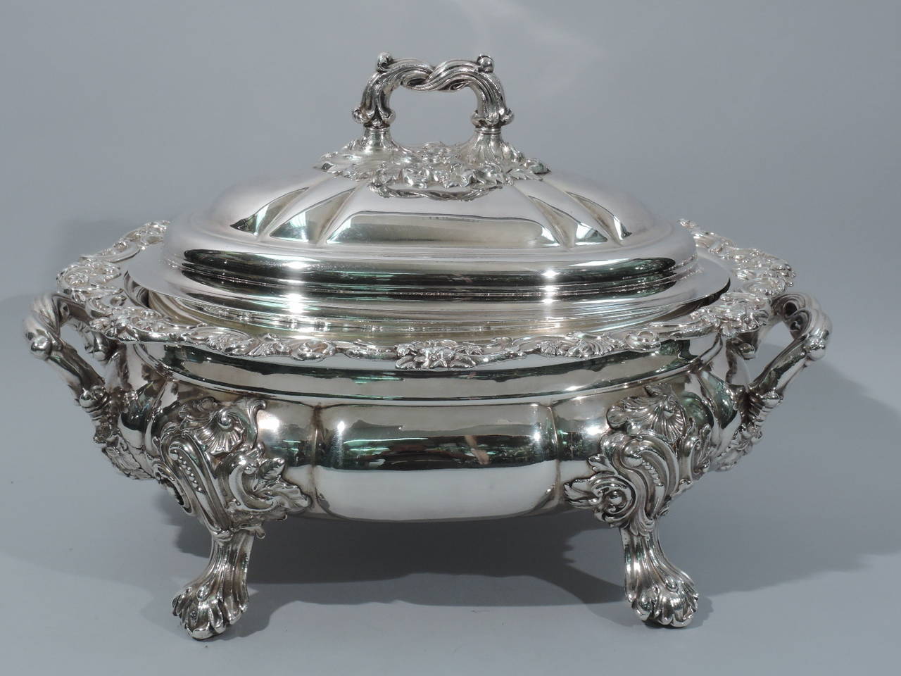 English Regency Sumptuous Sheffield Plate Soup Tureen In Excellent Condition In New York, NY