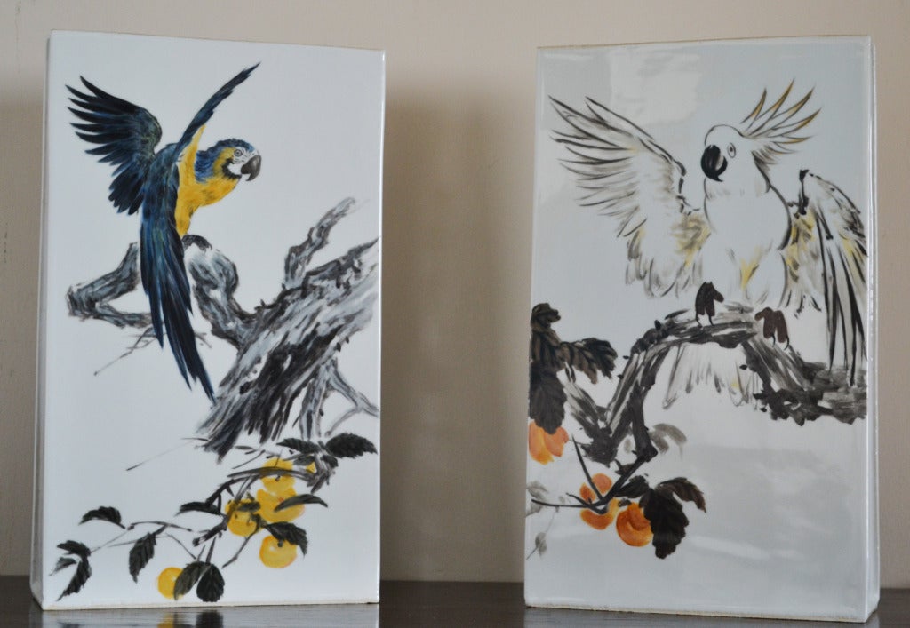 Paire de grands vases vintage en porcelaine motifs d'oiseaux et de fleurs peints à la main