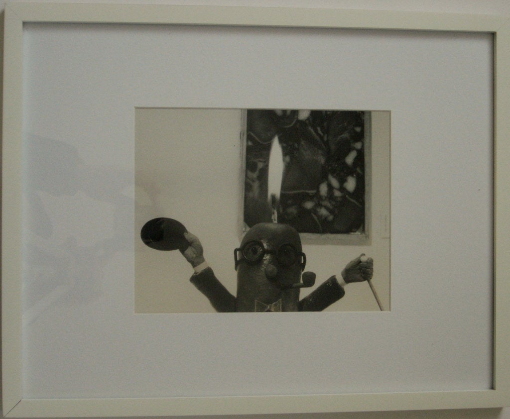 Henry Rox originaler Vintage Silberdruck seiner fantasievollen Kreation von Essen eines Kunstprofessors und seines Dackels, der an einer ungegenständlichen abstrakten expressionistischen Speckplatte befestigt ist. 
Hienz Rosenberg (Henry Rox) wurde