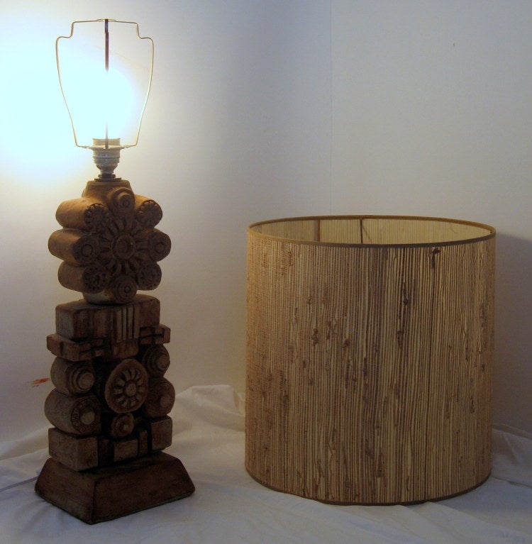 Intéressante lampe de table formée à la main par le studio du célèbre céramiste britannique Bernard Rooke. L'image n° 8 montre cette lampe avec les autres lampes qui faisaient partie du groupe acheté à l'origine en 1978.