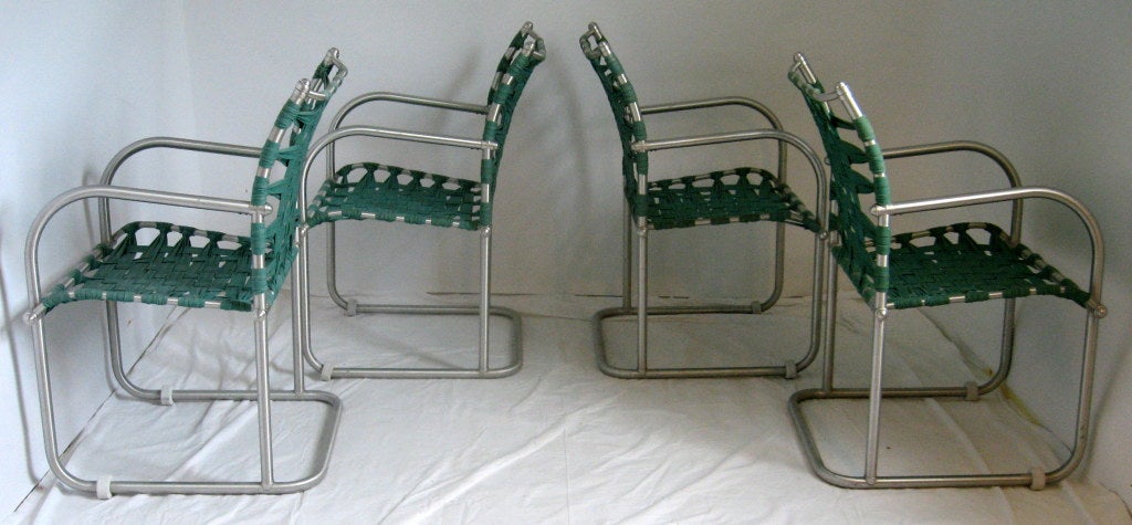 Anodisé Warren McArthur - Ensemble de quatre chaises longues à sangles, style n° 612, vers 1938 en vente