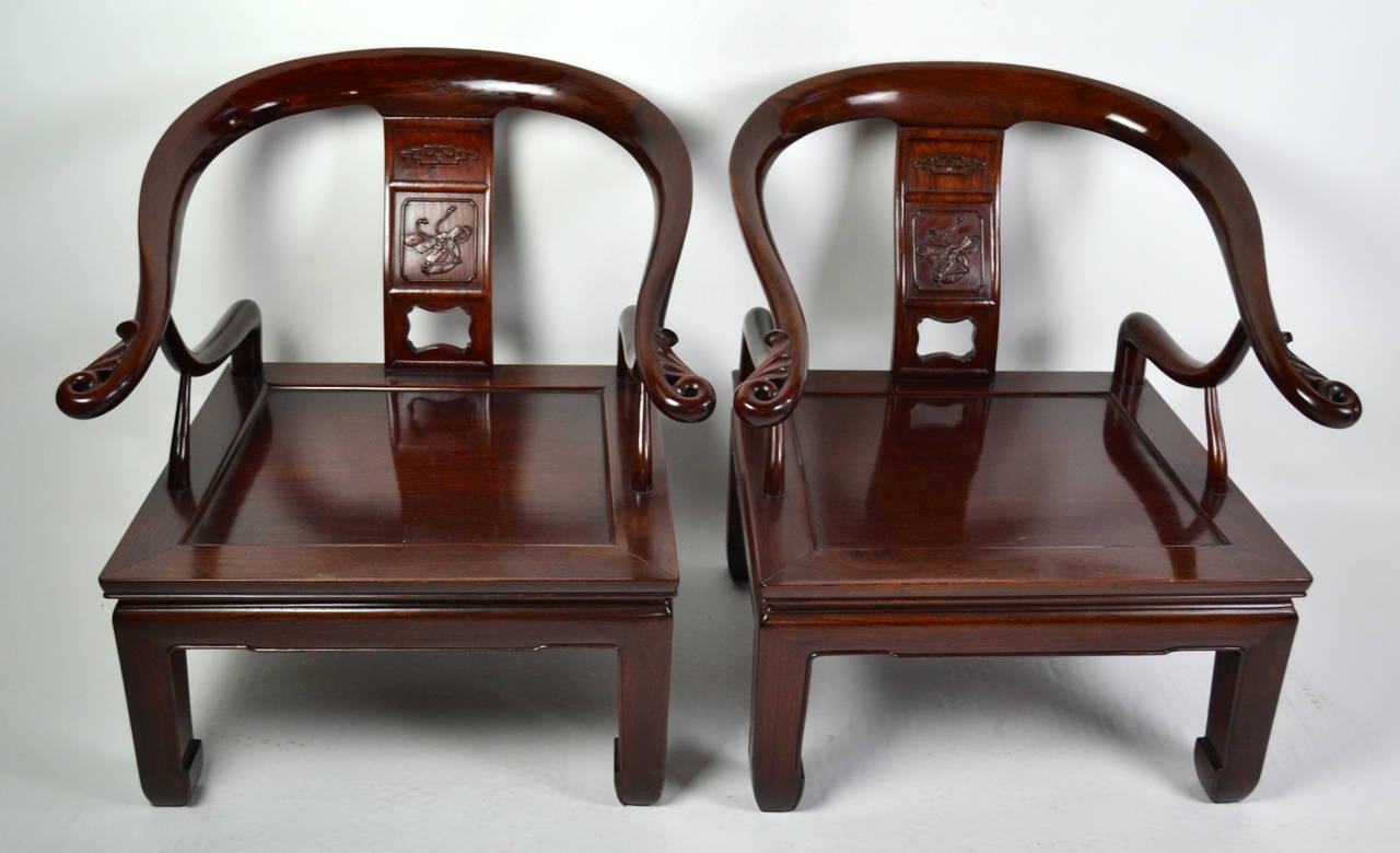 Magnifique paire de fauteuils de salon en bois de rose de style Ming sculptés à la main, vers 1960 en vente 1