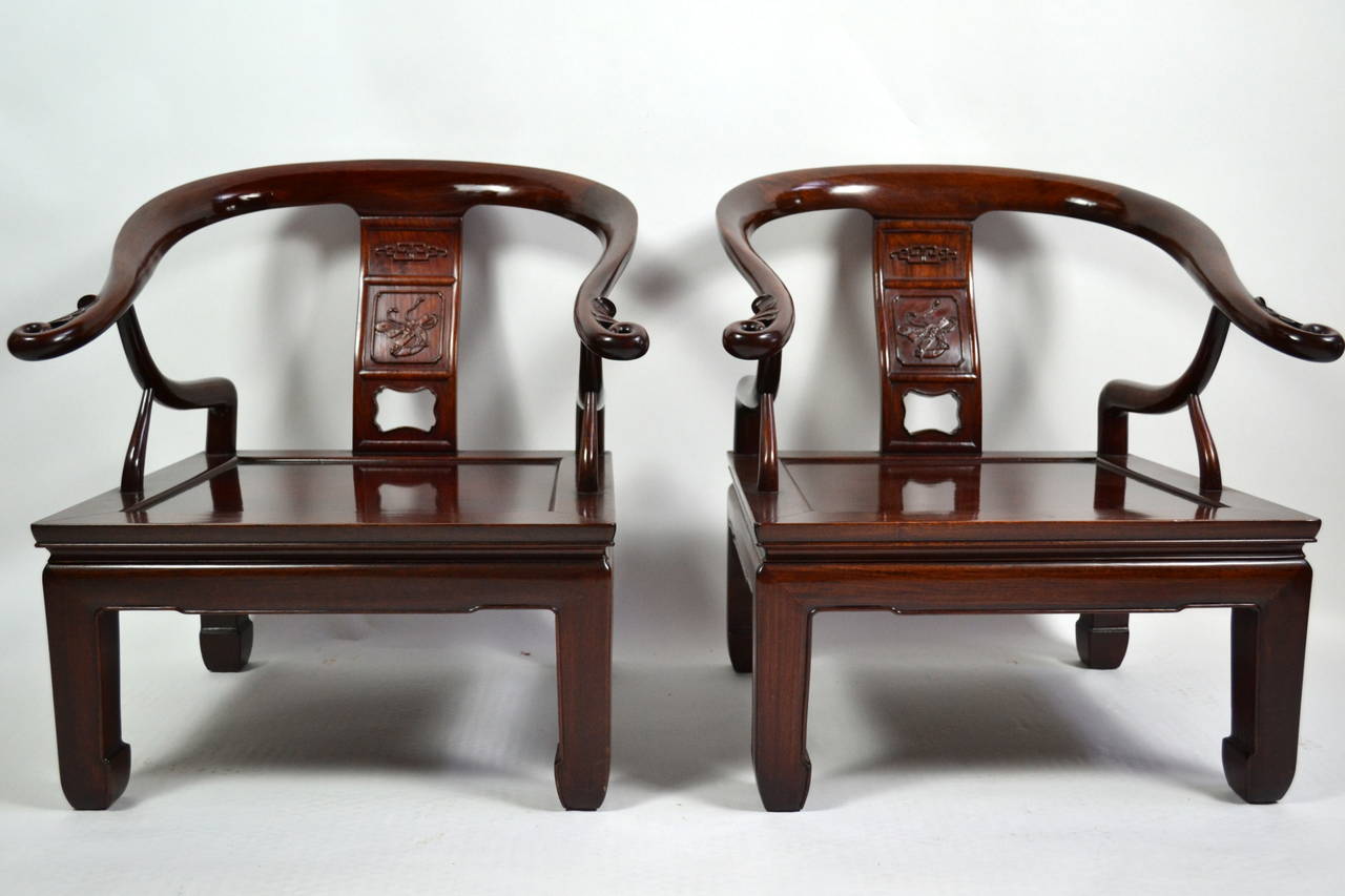 Américain Magnifique paire de fauteuils de salon en bois de rose de style Ming sculptés à la main, vers 1960 en vente