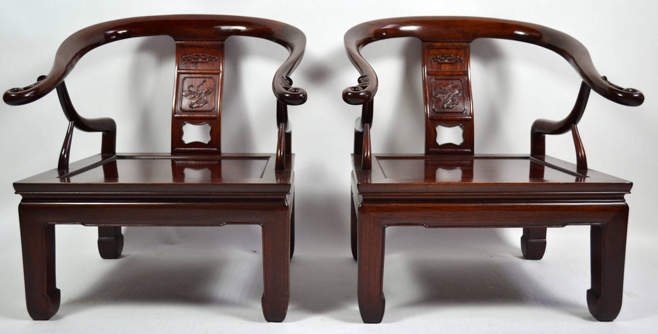 20ième siècle Magnifique paire de fauteuils de salon en bois de rose de style Ming sculptés à la main, vers 1960 en vente