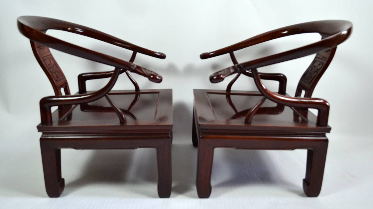 Magnifique paire de fauteuils de salon en bois de rose de style Ming sculptés à la main, vers 1960 Bon état - En vente à Camden, ME