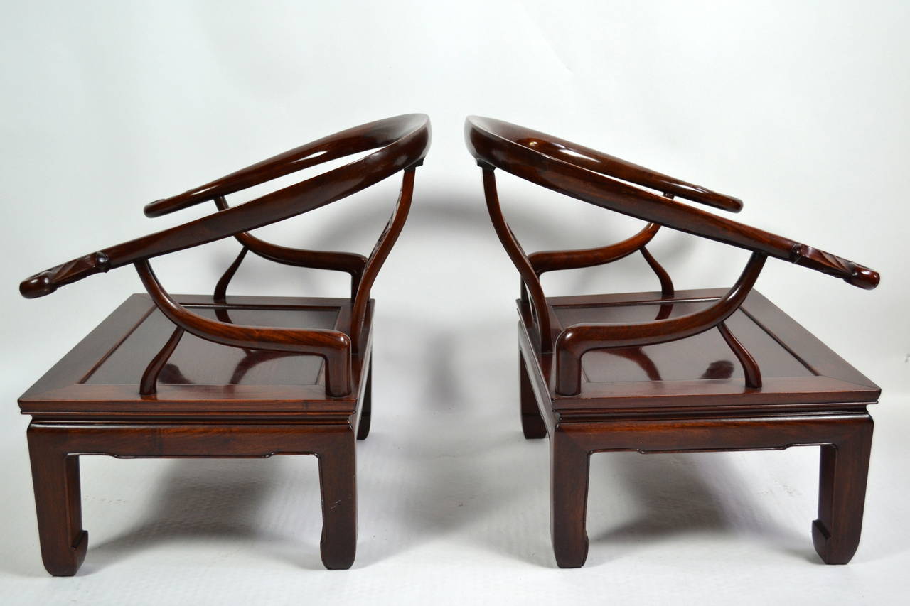 Magnifique paire de fauteuils de salon en bois de rose de style Ming sculptés à la main, vers 1960 en vente 2