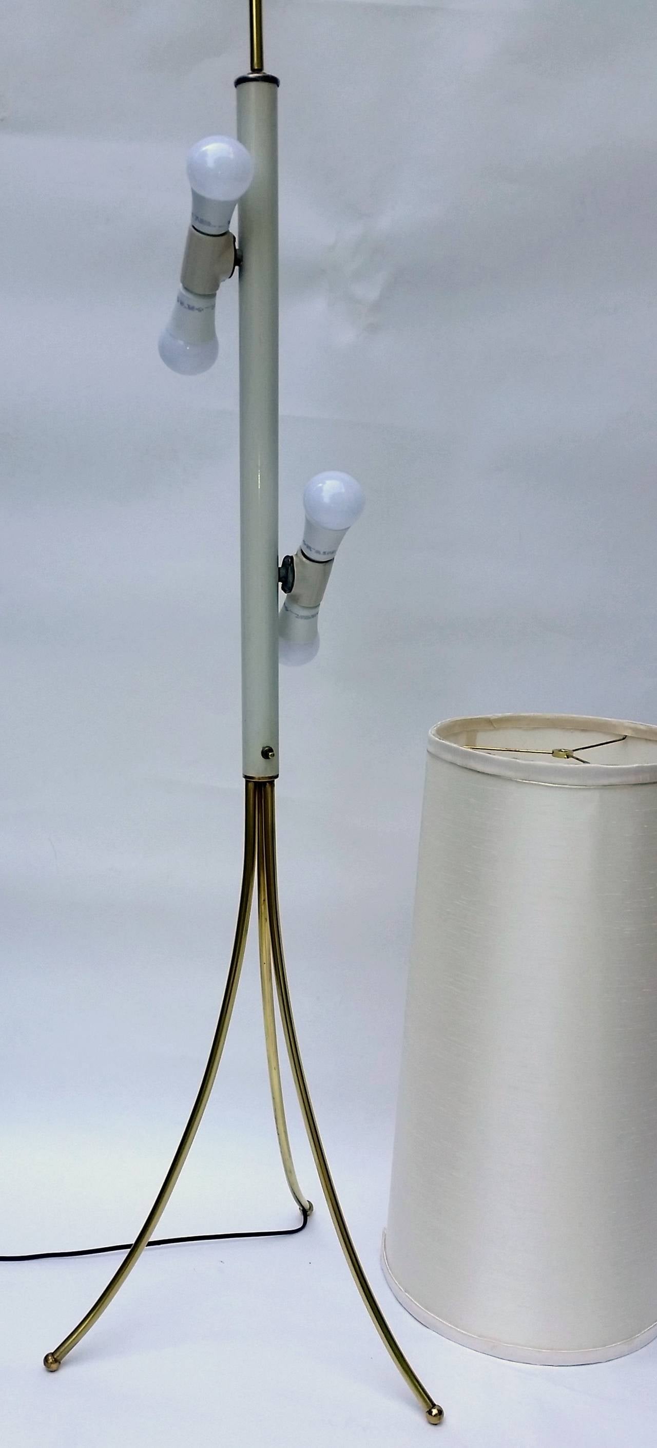 Robsjohn-Gibbings style floor lamp manufactured in Chicago in the early 1950s.

The lamp is in excellent condition.