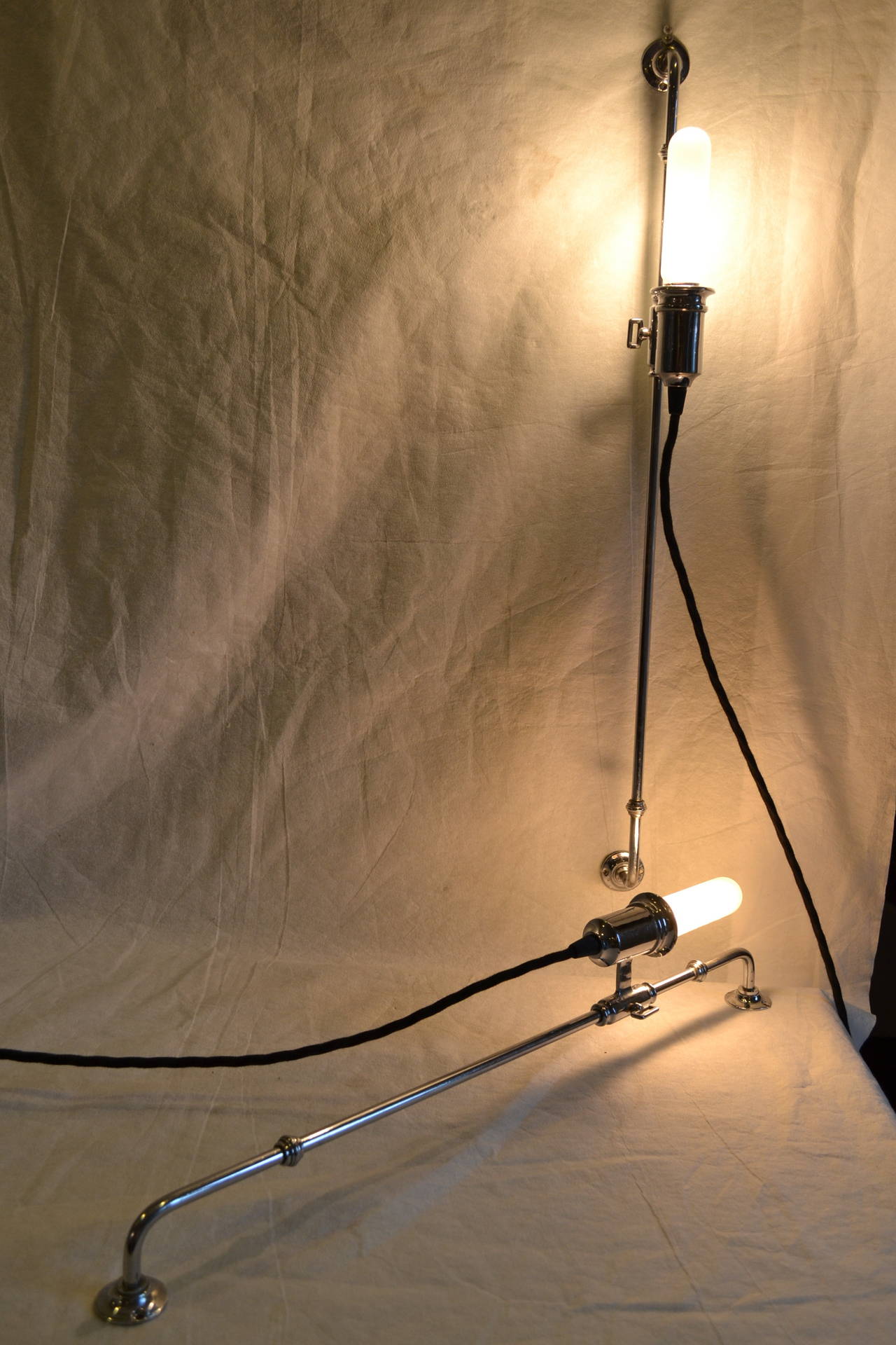 Die beiden verchromten verstellbaren Leuchter wurden 1929 von der Bryant Lighting Company für das Arizona Biltmore hergestellt. Es ist gut möglich, dass diese Lampen speziell für das Hotel entweder von Warren McArthur, Albert Chase McArthur oder