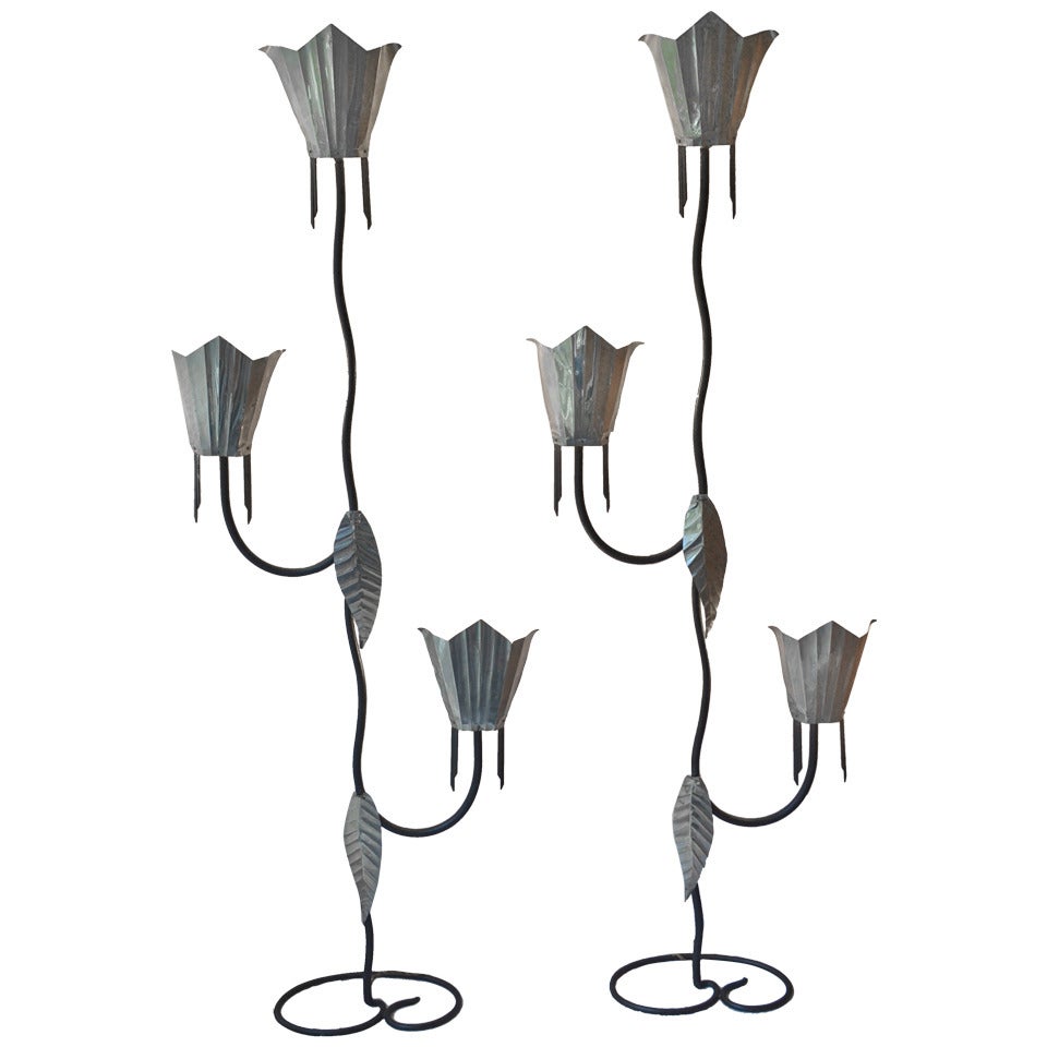 Paire rare de lampadaires Art déco en fer forgé et en étain de style néo-mauresque, vers 1928