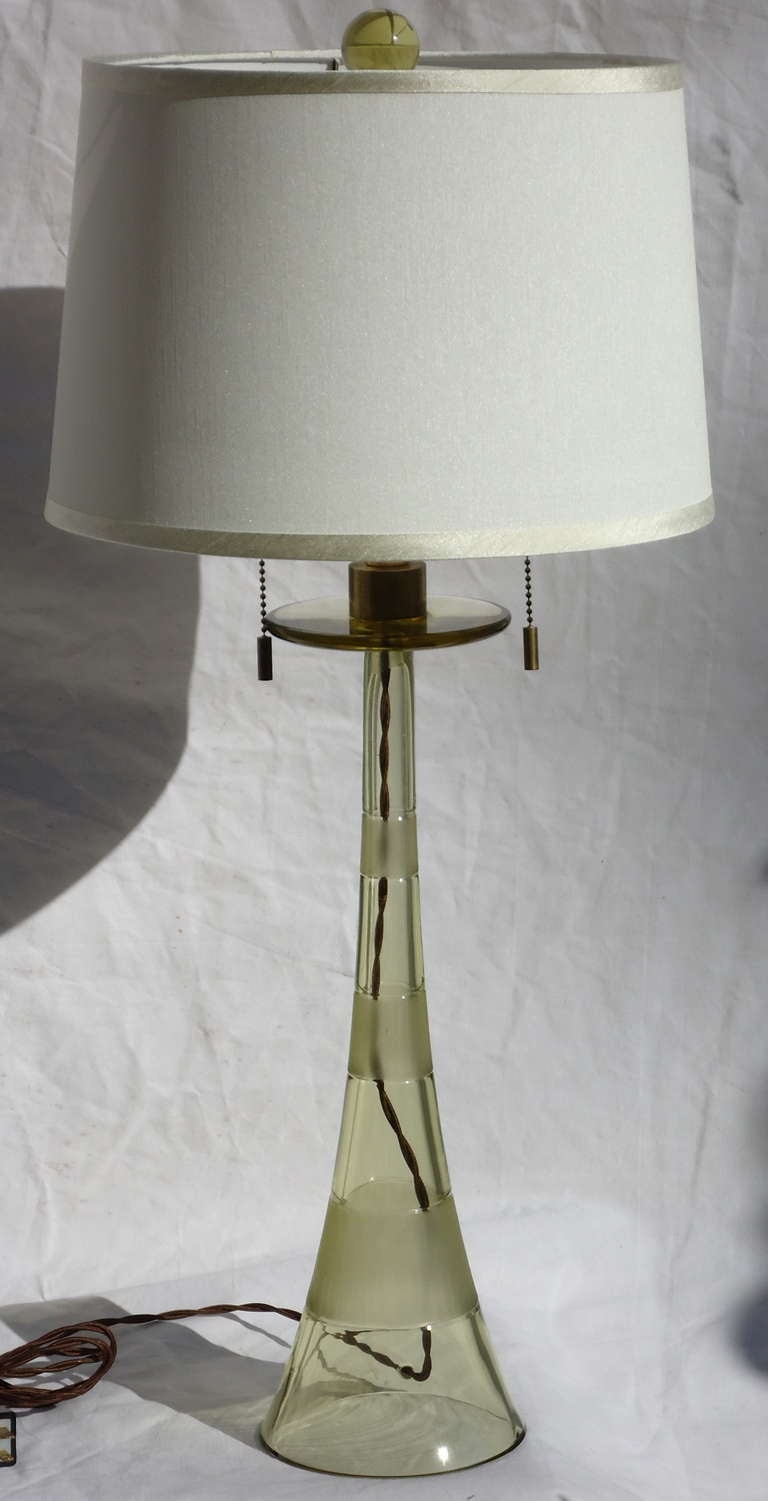 Handblown Italian glass table lamp designed and signed by John Hutton for Donghia. Glass finial and slightly gold-yellow glass. Elegant.

In excellent condition, professionally rewired.
