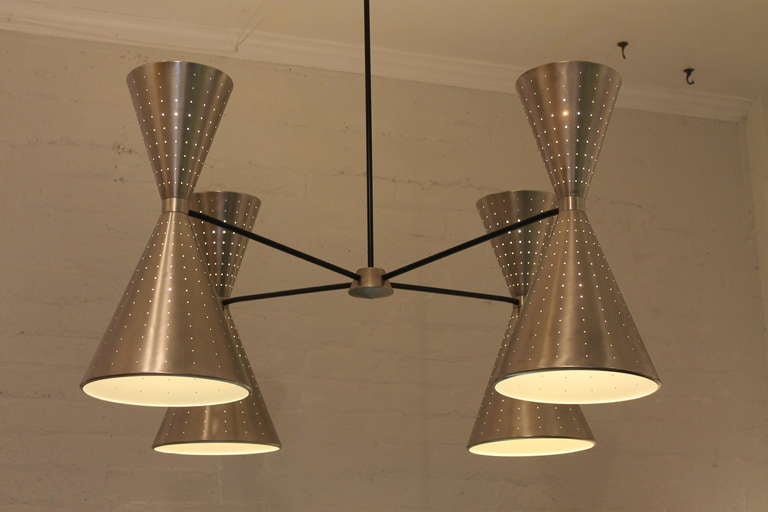 Fixation du cône en aluminium filé. Luminaire massif à double cône perforé avec éclairage vers le haut et vers le bas. Ce luminaire provient d'une piste de bowling des années 1960 et a été entièrement restauré:: y compris le nouveau câblage. Il est