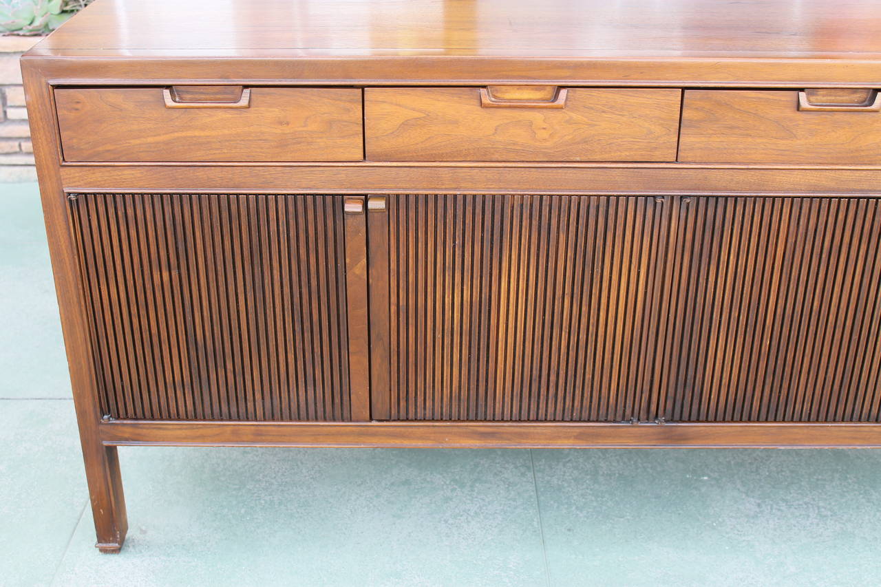 Vintage Drexel Selectra Walnut Credenza In Excellent Condition In Palm Springs, CA