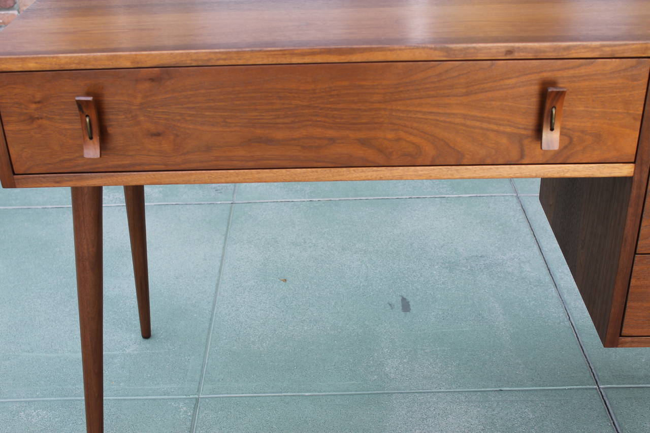 Stanley Young Desk / Chair for Glenn of California In Excellent Condition In Palm Springs, CA