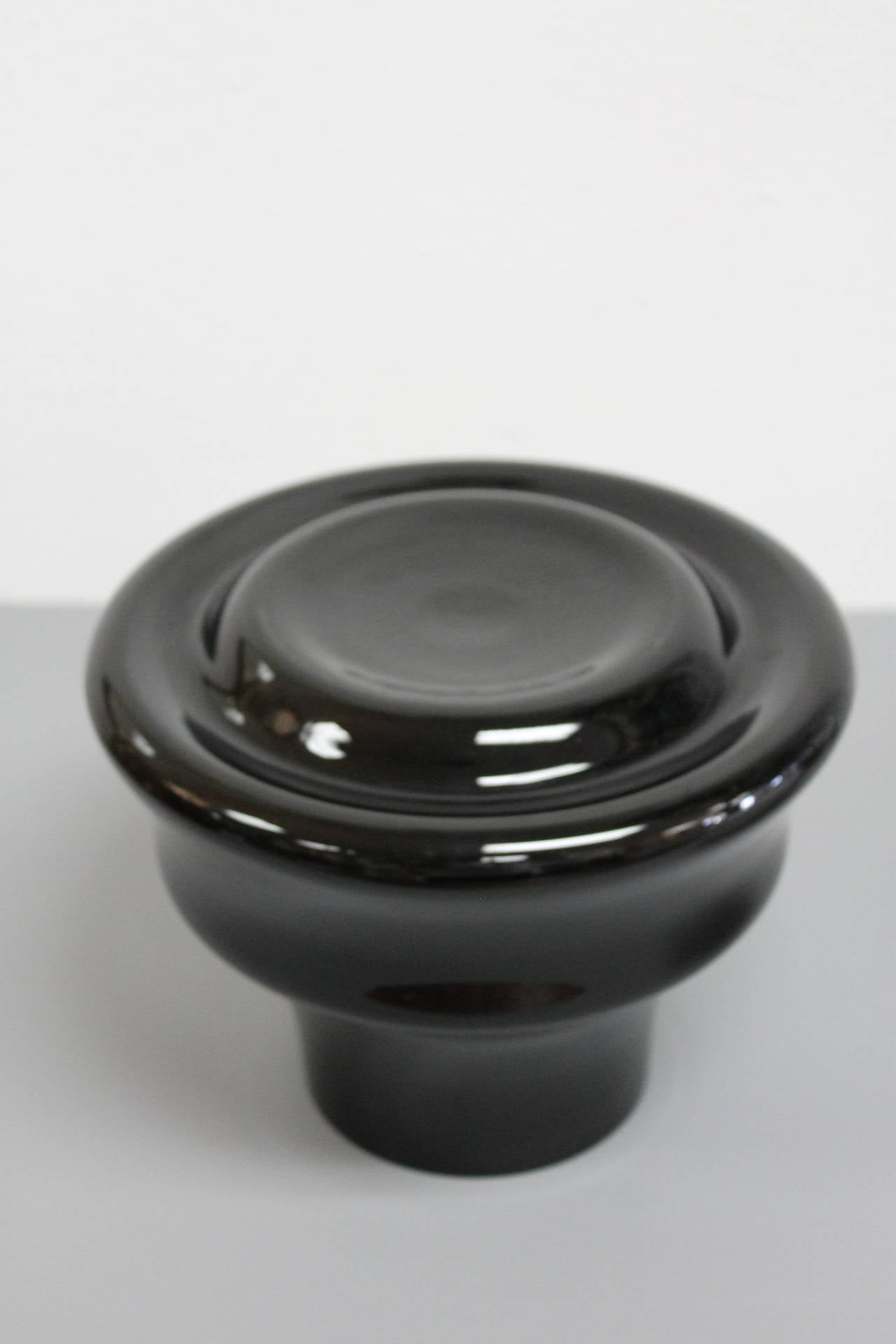 Vase en verre d'art noir (nous avons également une version blanche plus petite) conçu par Sergio Asti et fabriqué par Salviati.  Signé Salviati sur le fond.  Le fond a un diamètre de 9